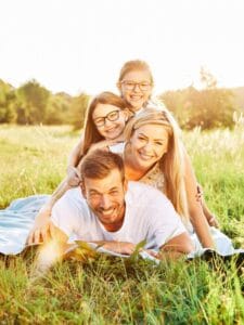 Familie cu copii mici explorând natura la tabăra de familie Pastel Chalet