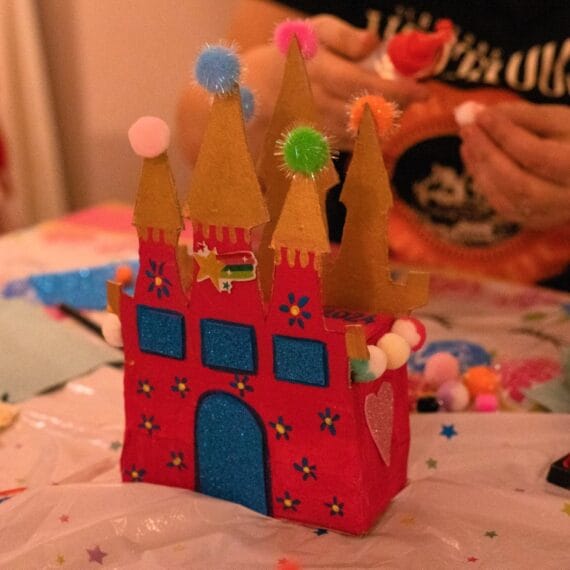 Atelier creativ cu materiale colorate pentru copii de 3-6 ani la Pastel Chalet