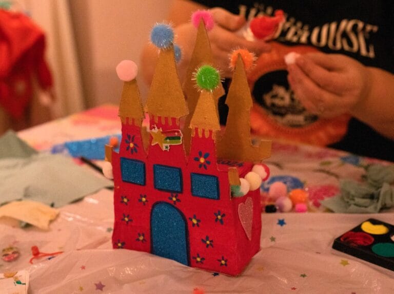 Atelier creativ cu materiale colorate pentru copii de 3-6 ani la Pastel Chalet