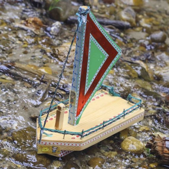 Copii construind bărcuțe și Castelul Bucuriei la ateliere creative