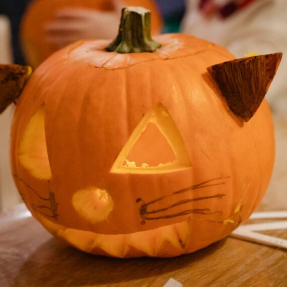 Felinar din dovleac sculptat de copii in tabara magie de halloween 4 nopti